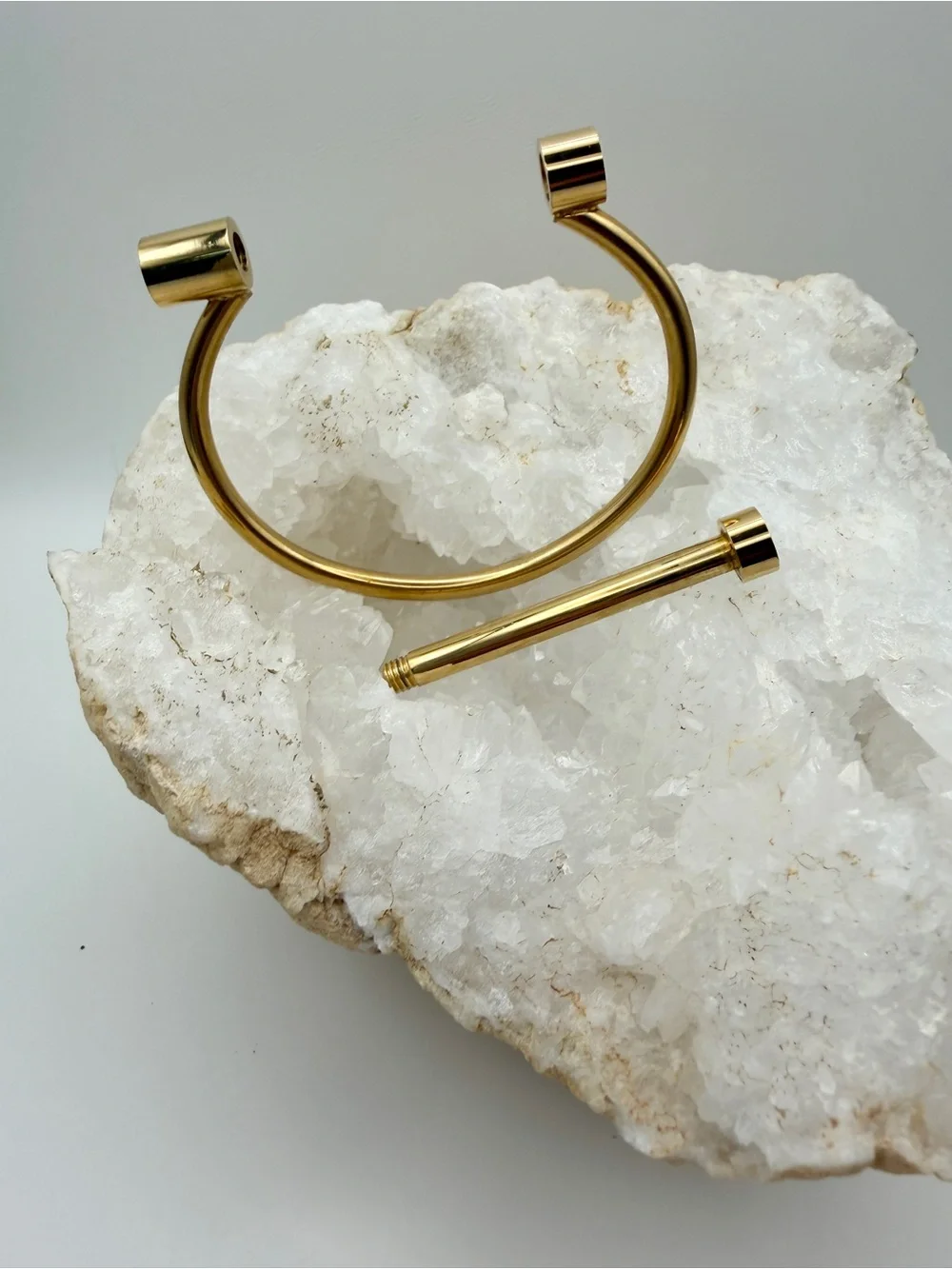 Gold-Tone Minimalist Screw Bar Bangle Bracelet | 6.5
